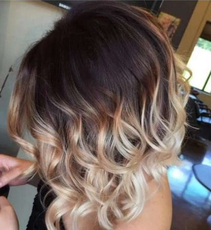 Corte de cabelo feminino com franja longa para cabelos médios. Fotos, tendências da moda em 2024