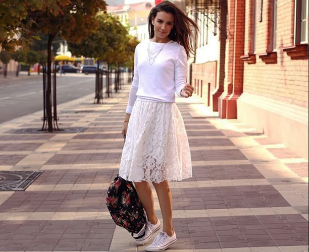 Tênis branco com vestido, saia, meia-calça. Foto, o que vestir