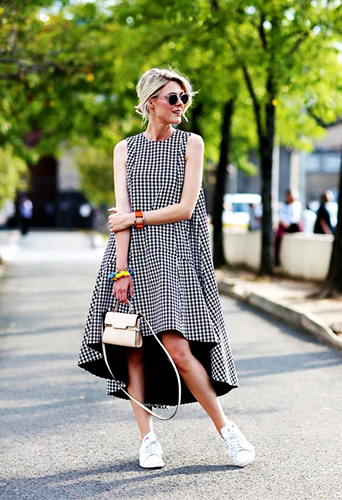 Tênis branco com vestido, saia, meia-calça. Foto, o que vestir