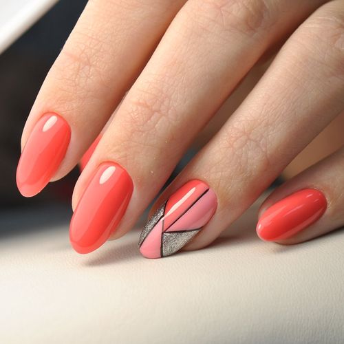 Manicure coral com desenhos para unhas curtas e compridas. Uma foto