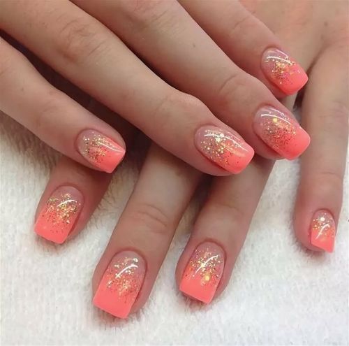 Manucure corail avec des dessins pour ongles courts et longs. Une photo