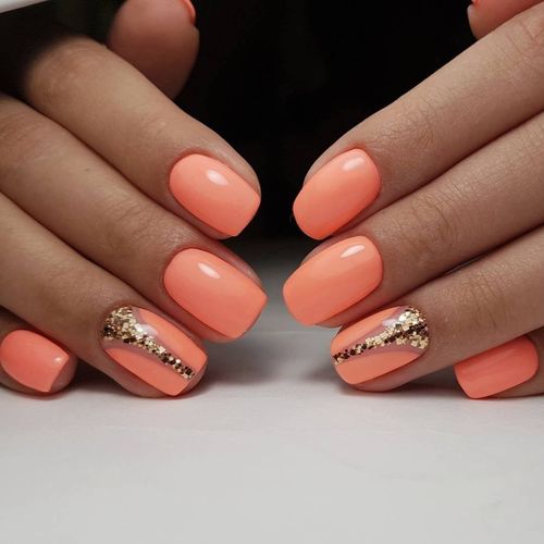 Manucure corail avec des dessins pour ongles courts et longs. Une photo