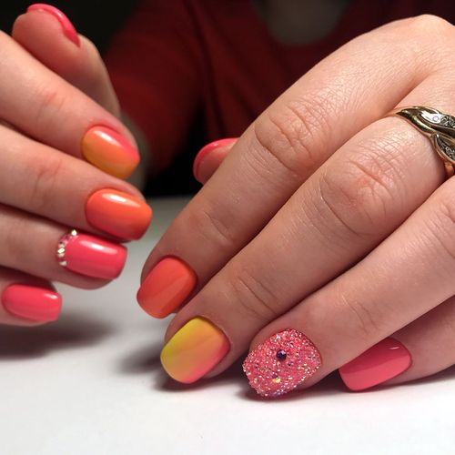 Manucure corail avec des dessins pour ongles courts et longs. Une photo