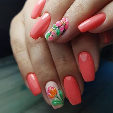 Manicure coral com desenhos para unhas curtas e compridas. Uma foto