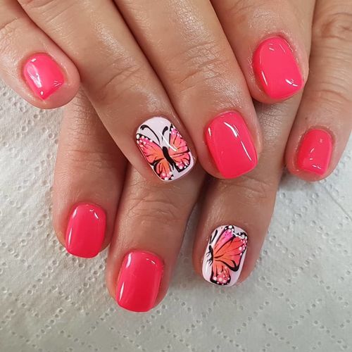 Manicure coral com desenhos para unhas curtas e compridas. Uma foto