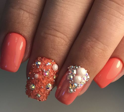 Manucure corail avec des dessins pour ongles courts et longs. Une photo