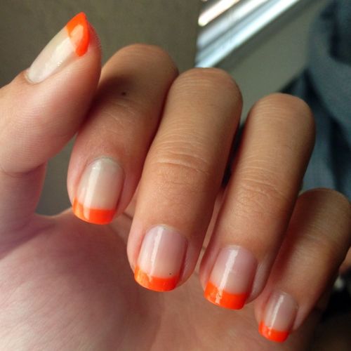 Manicure coral com desenhos para unhas curtas e compridas. Uma foto