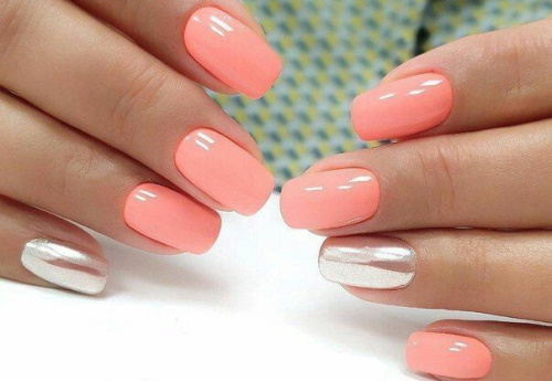 Manucure corail avec des dessins pour ongles courts et longs. Une photo