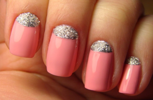 Manucure corail avec des dessins pour ongles courts et longs. Une photo