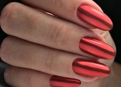 Manicure coral com desenhos para unhas curtas e compridas. Uma foto