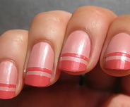 Manucure corail avec des dessins pour ongles courts et longs. Une photo