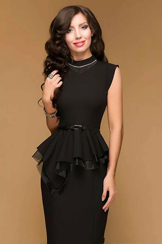 Vestido com um peplum na cintura. Foto longa, curta para meninas gordas e magras