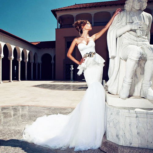 Vestido com um peplum na cintura. Foto longa, curta para meninas gordas e magras