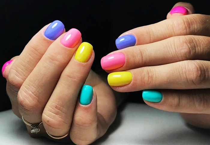 A combinação de cores na manicure. Foto, mesa, paleta, desenho multicolorido, ombre, francês