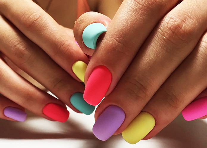 A combinação de cores na manicure. Foto, mesa, paleta, desenho multicolorido, ombre, francês