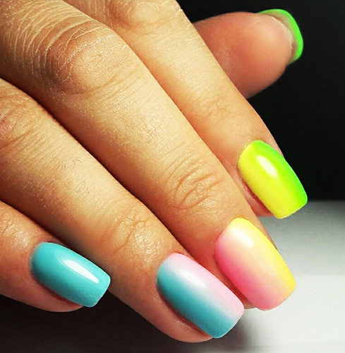 A combinação de cores na manicure. Foto, mesa, paleta, desenho multicolorido, ombre, francês