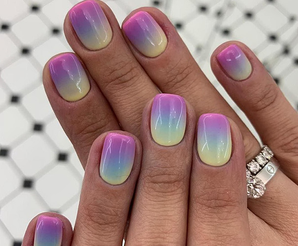 A combinação de cores na manicure. Foto, mesa, paleta, desenho multicolorido, ombre, francês