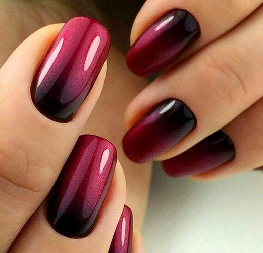 A combinação de cores na manicure. Foto, mesa, paleta, desenho multicolorido, ombre, francês