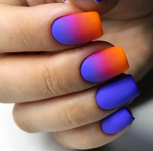 A combinação de cores na manicure. Foto, mesa, paleta, desenho multicolorido, ombre, francês