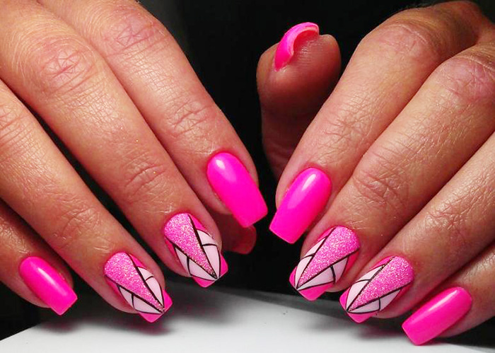 Manicure rosa quente com desenhos. Foto para unhas curtas e compridas com strass, brilhos, folha