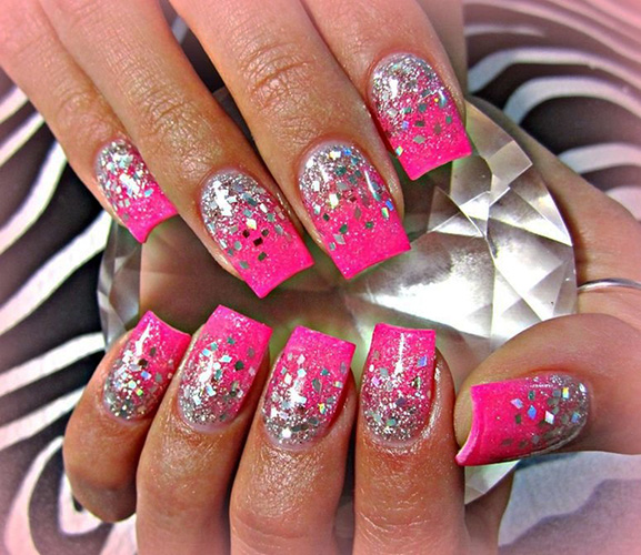 Manicure rosa quente com desenhos. Foto para unhas curtas e compridas com strass, brilhos, folha