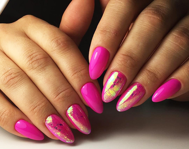 Manicure rosa quente com desenhos. Foto para unhas curtas e compridas com strass, brilhos, folha