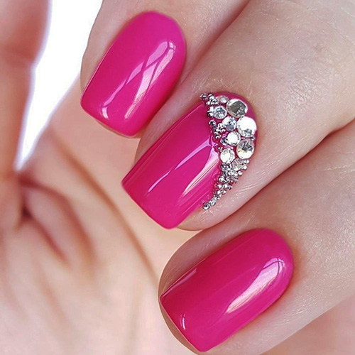 Manicure rosa quente com desenhos. Foto para unhas curtas e compridas com strass, brilhos, folha