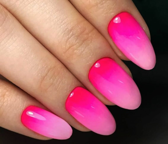 Manicure rosa quente com desenhos. Foto para unhas curtas e compridas com strass, brilhos, folha