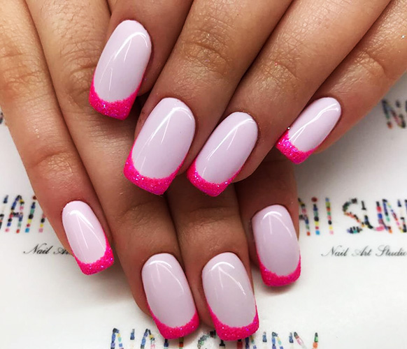 Manicure rosa quente com desenhos. Foto para unhas curtas e compridas com strass, brilhos, folha