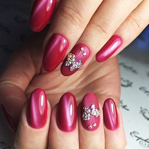 Manicure rosa quente com desenhos. Foto para unhas curtas e compridas com strass, brilhos, folha