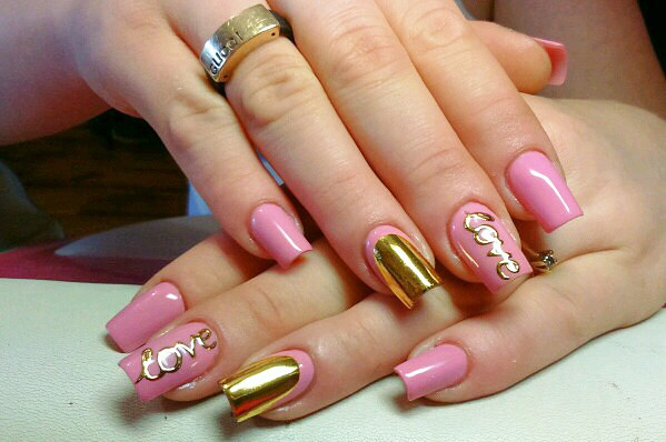 Manicure rosa quente com desenhos. Foto para unhas curtas e compridas com strass, brilhos, folha