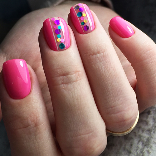 Manicure rosa quente com desenhos. Foto para unhas curtas e compridas com strass, brilhos, folha