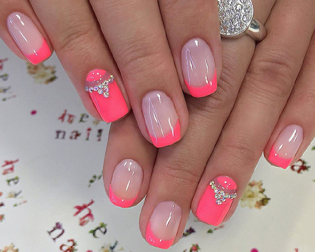 Manicure rosa quente com desenhos. Foto para unhas curtas e compridas com strass, brilhos, folha