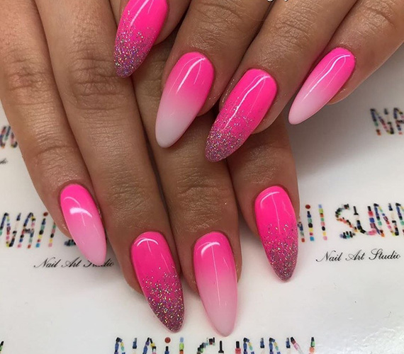 Manicure rosa quente com desenhos. Foto para unhas curtas e compridas com strass, brilhos, folha