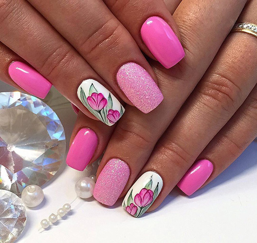 Manicure rosa quente com desenhos. Foto para unhas curtas e compridas com strass, brilhos, folha