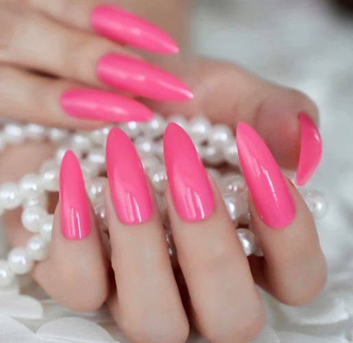 Manicure rosa quente com desenhos. Foto para unhas curtas e compridas com strass, brilhos, folha