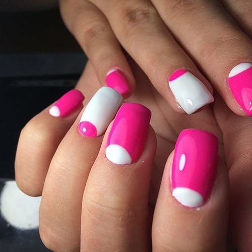 Manicure rosa quente com desenhos. Foto para unhas curtas e compridas com strass, brilhos, folha