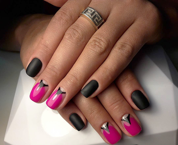 Manicure rosa quente com desenhos. Foto para unhas curtas e compridas com strass, brilhos, folha