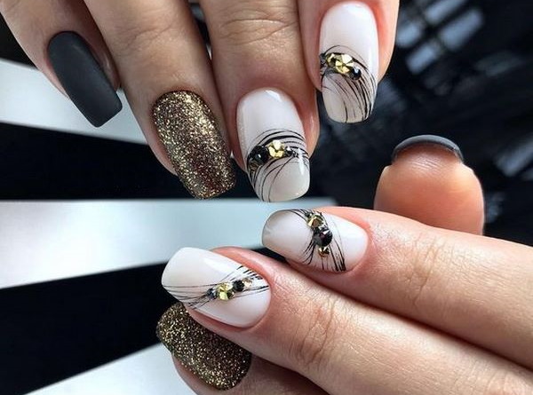 Manicure teia de aranha com strass para unhas curtas. Uma foto