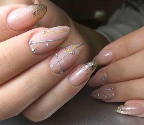 Manicure teia de aranha com strass para unhas curtas. Uma foto