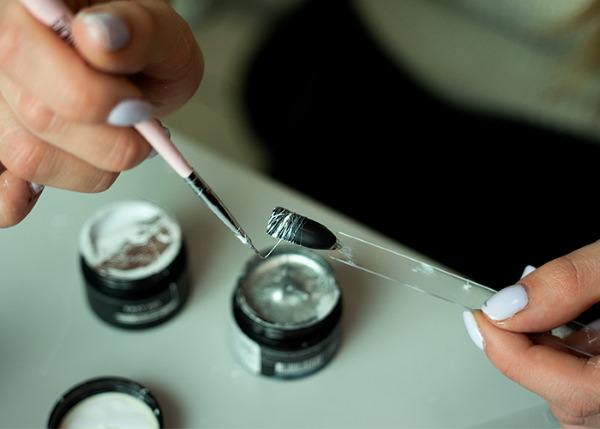 Manicure teia de aranha com strass para unhas curtas. Uma foto