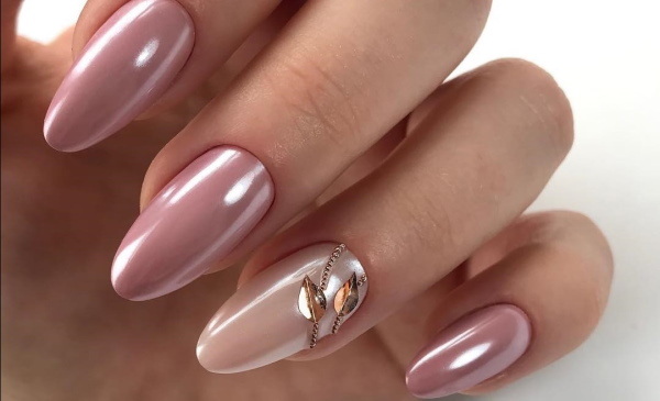 Manicure neutra com esmalte de gel em unhas curtas e longas. Uma foto