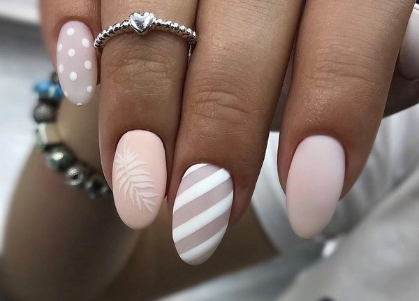 Manicure neutra com esmalte de gel em unhas curtas e longas. Uma foto