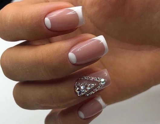 Manicure neutra com esmalte de gel em unhas curtas e longas. Uma foto