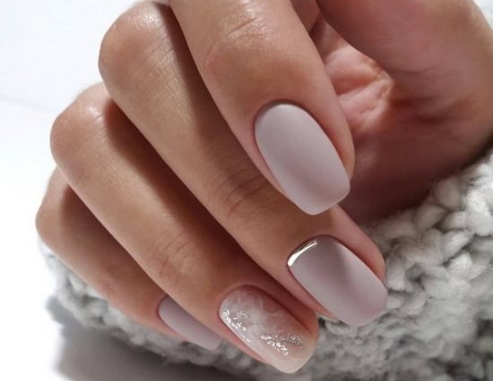 Manicure neutra com esmalte de gel em unhas curtas e longas. Uma foto