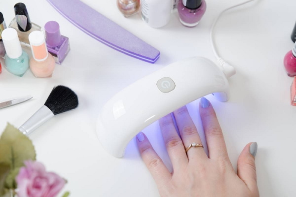 Manicure neutra com esmalte de gel em unhas curtas e longas. Uma foto