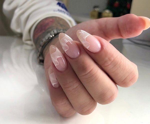 Manicure neutra com esmalte de gel em unhas curtas e longas. Uma foto