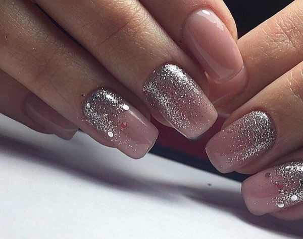 Manicure neutra com esmalte de gel em unhas curtas e longas. Uma foto