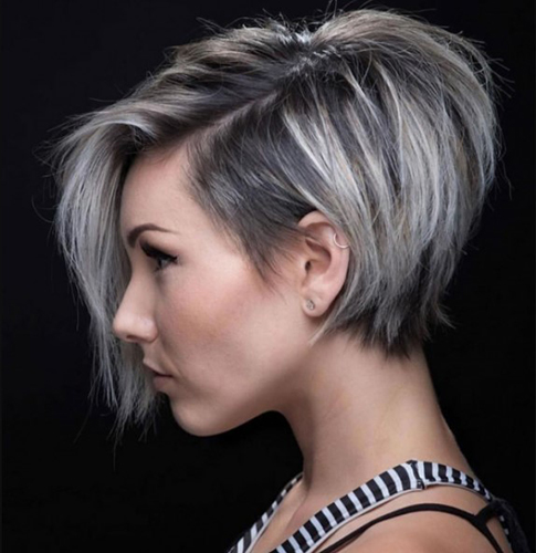 O corte de cabelo Pixie Bob para mulheres é alongado, assimétrico, curto. Uma foto