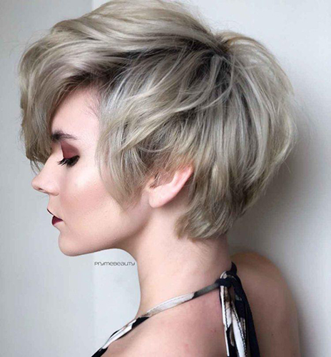 O corte de cabelo Pixie Bob para mulheres é alongado, assimétrico, curto. Uma foto